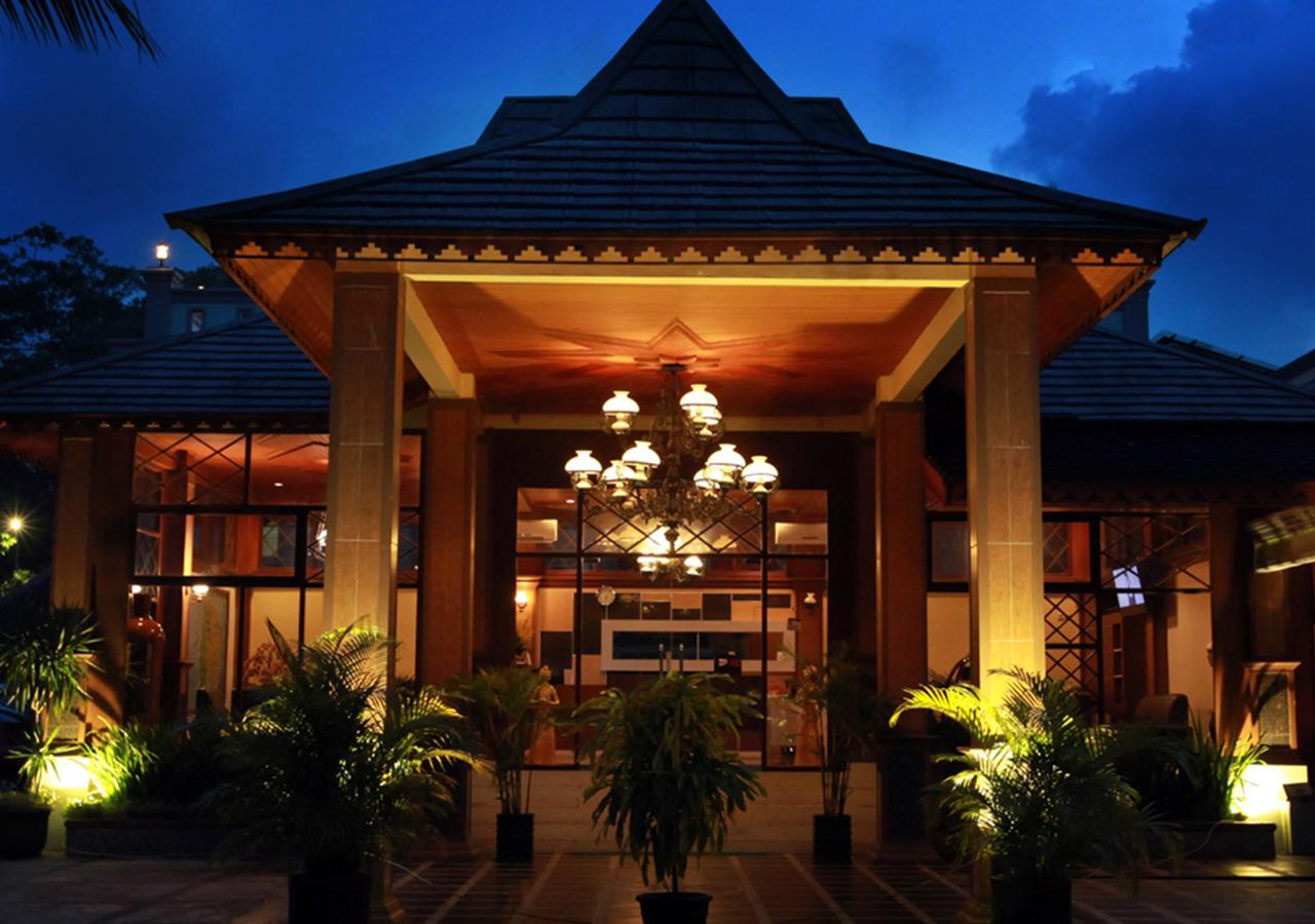 Green Tropical Village Tanjung Pandan Exterior foto